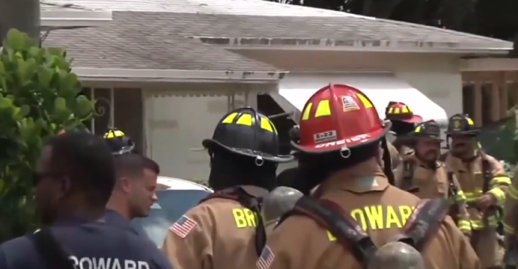 Duas mulheres são resgatadas após fumaça tomar conta de casa em Dania Beach