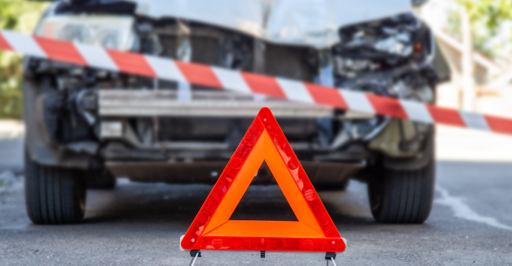 Duas pessoas ficam feridas após carro atingir lavanderia próximo à Bahia Vista e U.S. 41