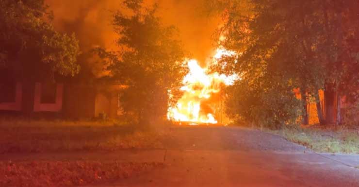 Equipes de resgate combatem incêndio em residência em DeFuniak Springs