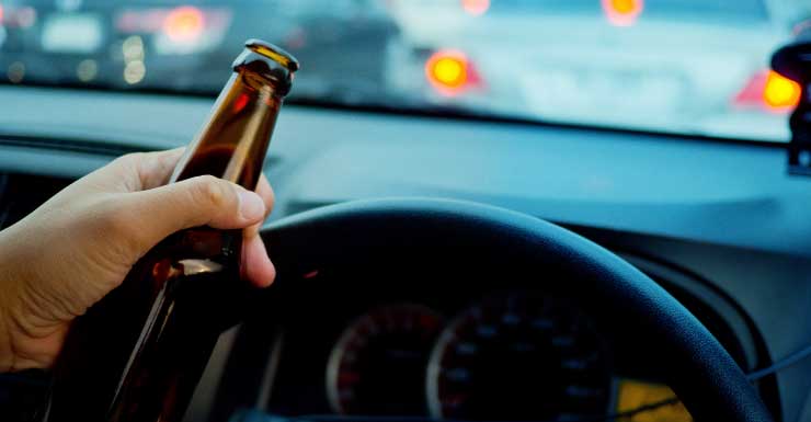 Homem acusado de DUI após bater carro na fila de retirada de alunos em North Port