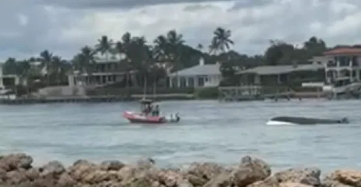 Homem resgatado de embarcação naufragando próximo ao Jupiter Inlet