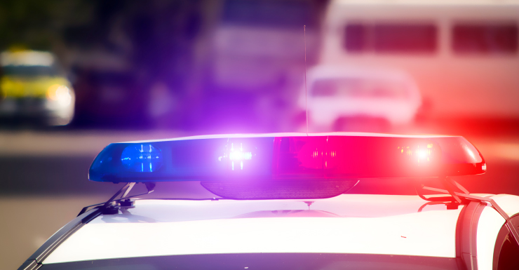 Homem supostamente agride vizinho após ser confrontado sobre venda de narcóticos para irmã
