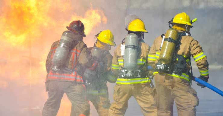 Incêndio atinge galpão de armazenamento em Fort Myers na noite de segunda-feira