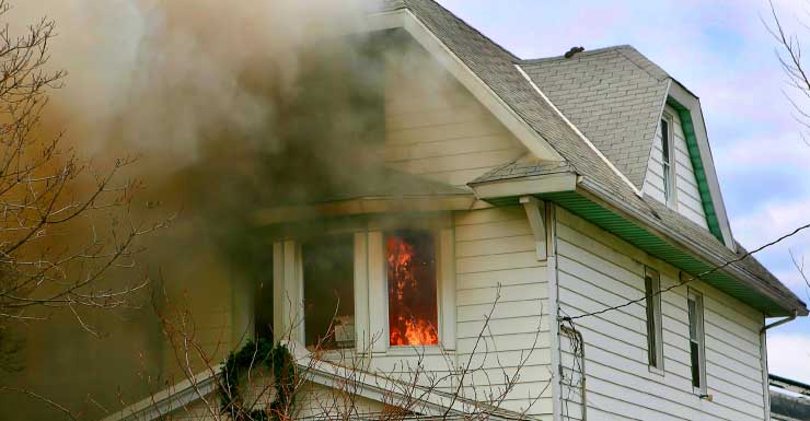 Investigação de incêndio força mais de duas dezenas de moradores a deixarem apartamentos em St. Cloud