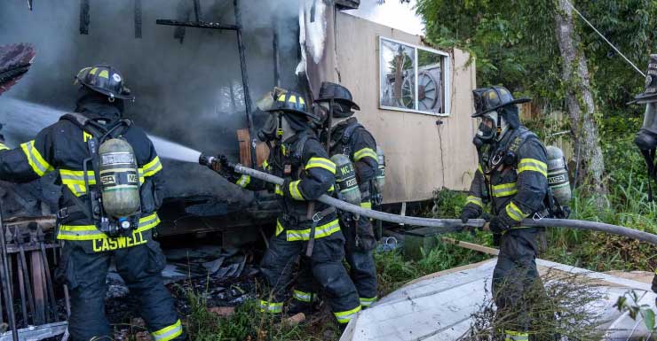 Marion County Fire Rescue combate incêndio em trailer