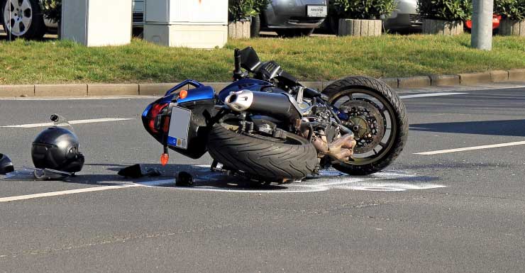 Motociclista fica ferido após ser arremessado em acidente em Hollywood