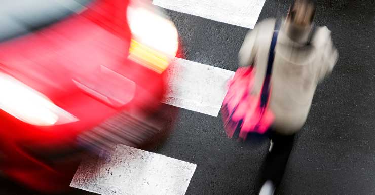 Motorista atropela pedestre e a deixa com perna quebrada, segundo polícia