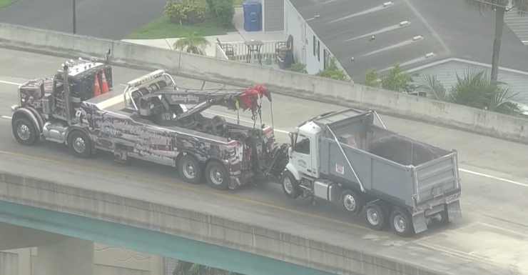 Motorista de caminhão basculante morre em capotamento na rampa de acesso à I-595 em Davie
