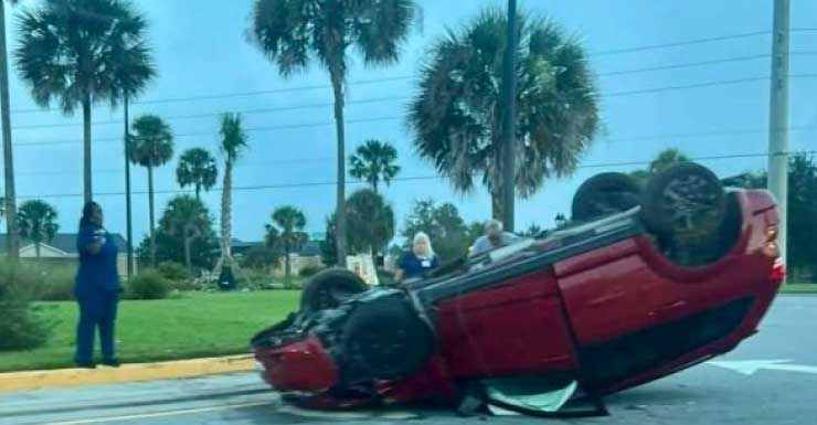 Motorista fica ferida após capotar veículo em rotatória em The Villages