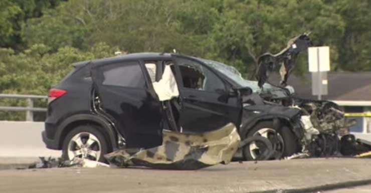 Motorista hospitalizado após SUV colidir com caminhão da Walmart em Hollywood