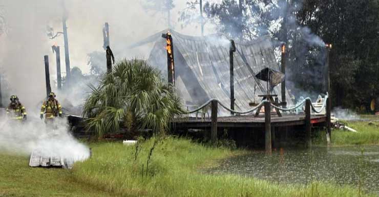 Raio provoca incêndio em casa no Condado de Charlotte