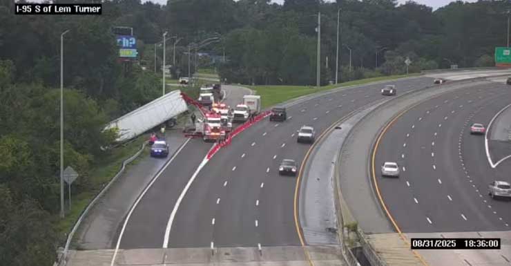 Rampa de Acesso da Lem Turner Continua Fechada Após Acidente com Caminhão Perto da I-95 Sul.