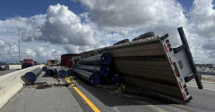 Rampa de saída da Turnpike para SR-528 é reaberta após caminhão tombar
