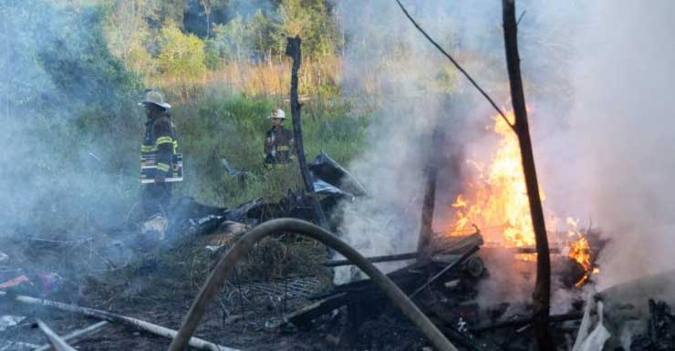 Teto desaba parcialmente durante incêndio em casa móvel em Marion