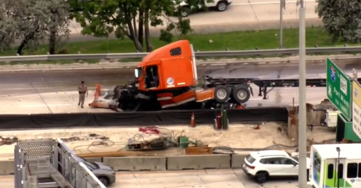 Todas as faixas oeste da SR-836 na NW 12th Ave em Miami reabrem após acidente com caminhão