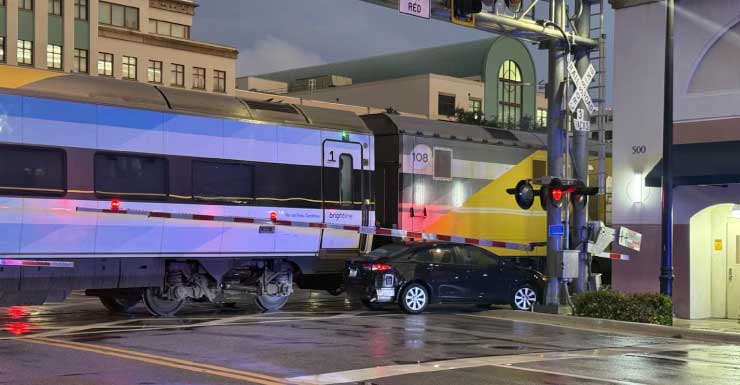 Trem da Brightline colide com carro em West Palm Beach