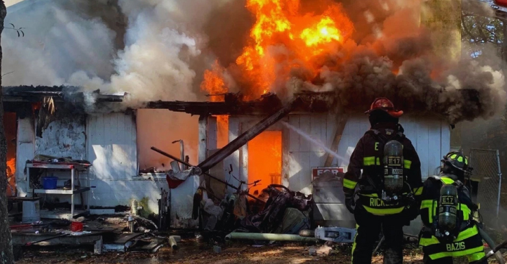Uma pessoa é levada ao hospital após incêndio em residência em Bellview