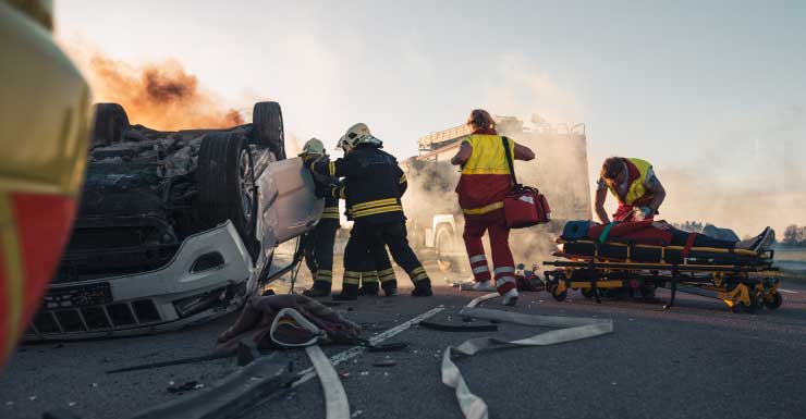 Acidente com capotamento na Dolphin Expressway em Miami deixa duas pessoas hospitalizadas