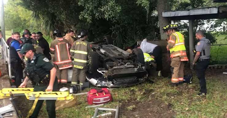 Acidente com três veículos resulta em capotamento no quintal de uma casa em Holly Hill