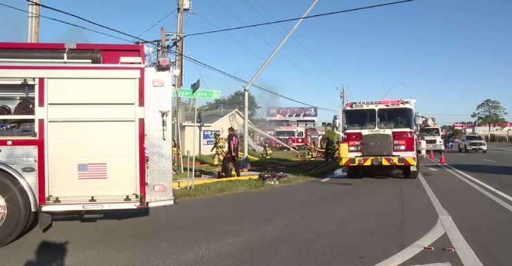 Bombeiros combatem incêndio de duas alarmes em centro comercial na Tamiami Trail, em Sarasota