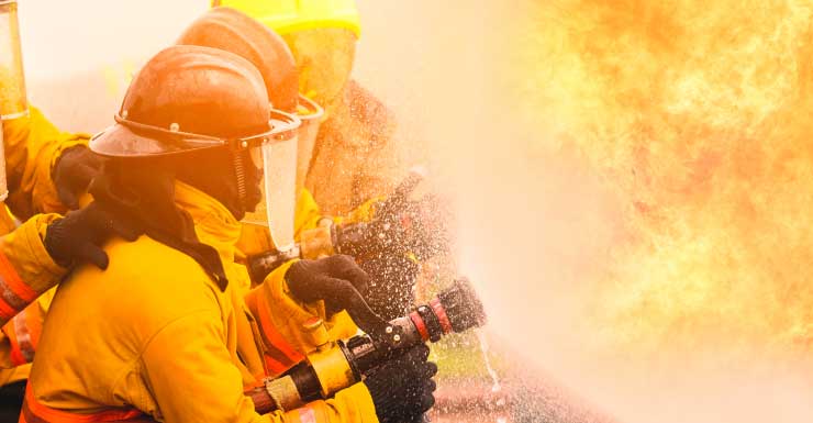 Bombeiros controlam incêndio em residência no condomínio Mallard Creek, em Kissimmee