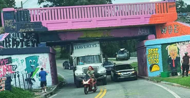 Caminhão da Havertys fica preso sob a Graffiti Bridge em Pensacola