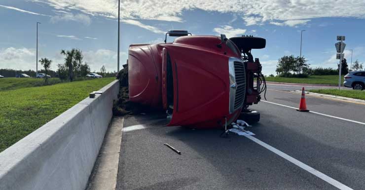 Caminhão-trator tomba em Polk após motorista perder o controle, diz Patrulha Rodoviária da Flórida