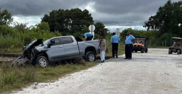 Caminhonete é atingida por trem da Amtrak em cruzamento sem cancelas em Indiantown; ninguém ficou ferido