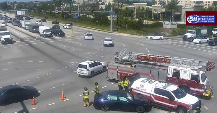 Carro colide com veículo de bombeiros em San Carlos Park na manhã de quarta-feira
