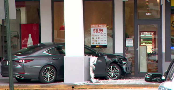 Carro invade calçada e atinge restaurante Chicken Kitchen em Miami; ninguém ficou ferido
