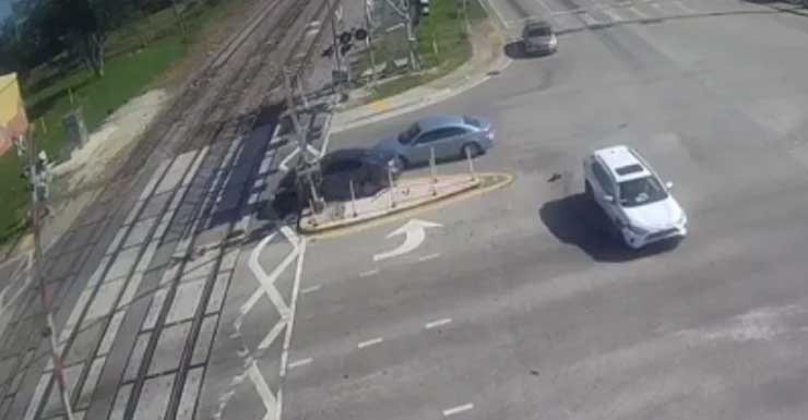 Colisão entre três veículos ocorre após passagem de trem da Brightline perto da Blue Heron Blvd.