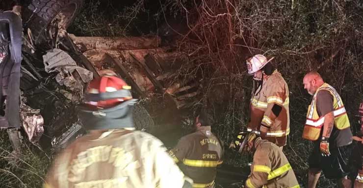 Corpo de Bombeiros de DeFuniak Springs resgata pessoa de caminhonete capotada na quarta-feira
