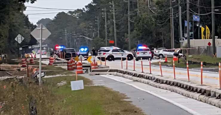 Dois motoristas ficam gravemente feridos quando SUV capota sobre carro na pista contrária após bater em barreira na Normandy Boulevard Florida Highway Patrol