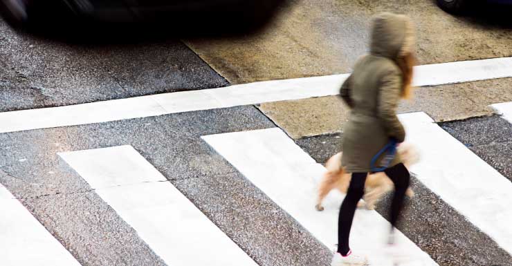Dois veículos atropelam mulher que caminhava em via pública em Gainesville