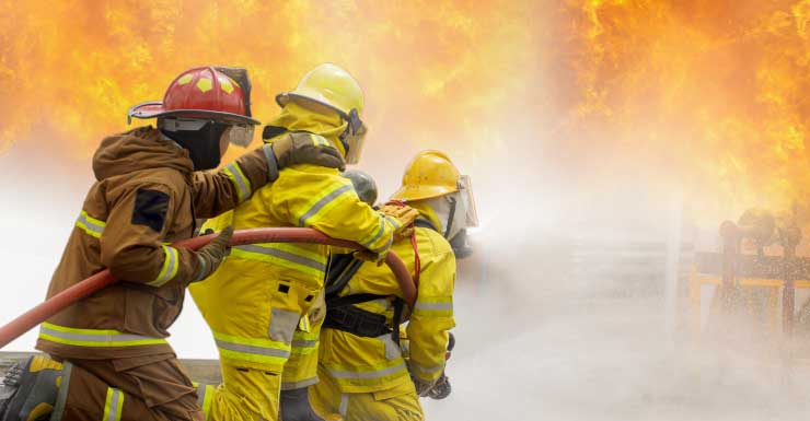 Equipes controlam incêndio em residência em Miramar; nenhum ferido foi registrado