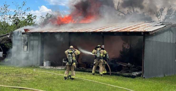 Equipes de bombeiros se unem para apagar incêndio em celeiro