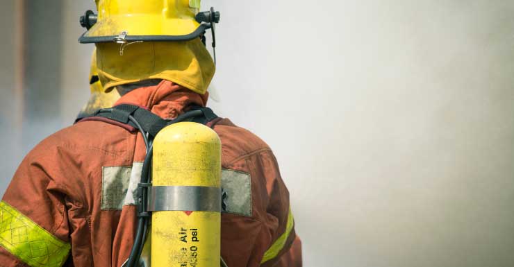 Equipes resgatam cachorro em caixa durante incêndio em prédio residencial em Fort Lauderdale