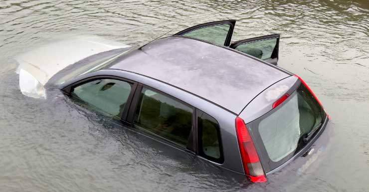 Estradas são fechadas após carro cair em canal em Clewiston