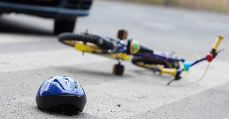 Estudante de 14 anos que ia à escola é atropelada por carro e levada de helicóptero ao hospital