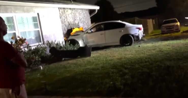 “Eu ouvi boom! Boom!” Carro invade casa em Pine Hills