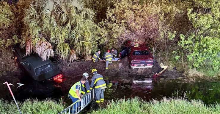 GALERIA Carros voam para dentro de canal em acidente em Port St. Lucie; 2 ficam feridos