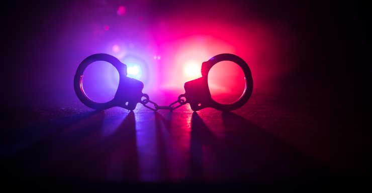 Homem é preso após atacar duas pessoas com serra dobrável de acampamento, dizem policiais