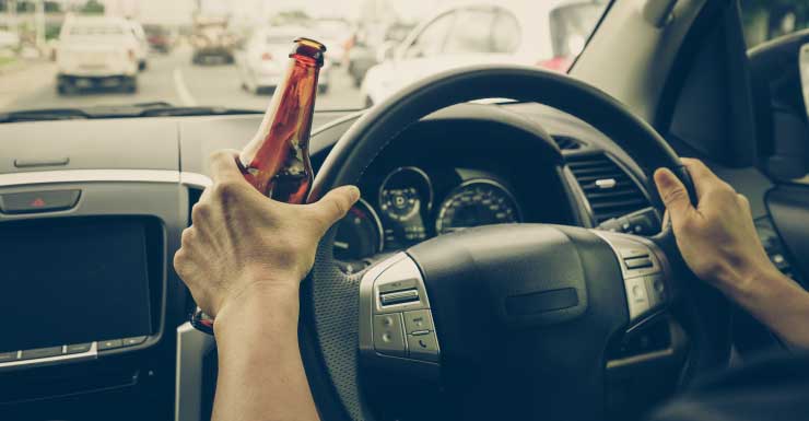 Homem enfrenta acusações de DUI após bater em vala dentro do C.B. Smith Park