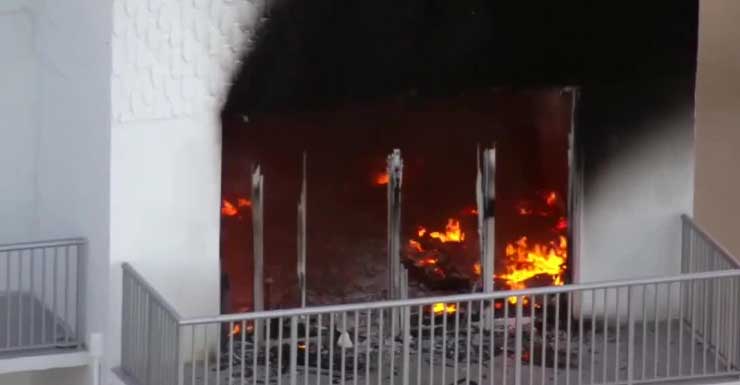 Idosa está em condição estável após incêndio em complexo de apartamentos em Hollywood