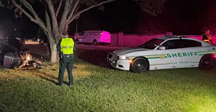 Idoso de 82 anos morre após moto bater em árvore em Lakeland
