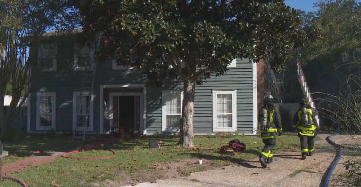 Incêndio danifica casa de dois andares em Escambia County; ninguém se feriu