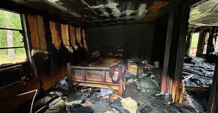 Incêndio elétrico em tomada destrói casa móvel em Floral City