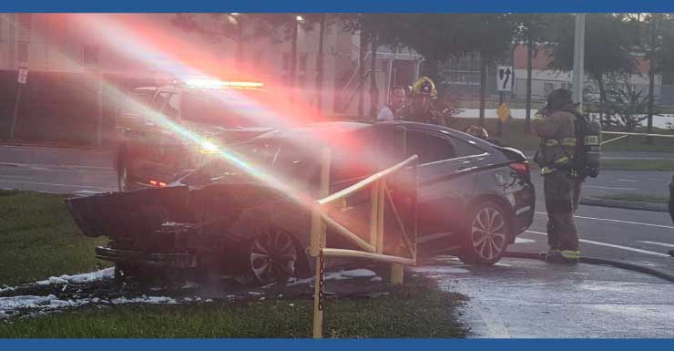 Incêndio em carro próximo à Weeki Wachee High School causa atrasos no trânsito