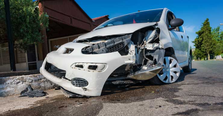 JSO Três adolescentes enfrentam acusações após roubar carro e colidir com loja de colchões no Northside