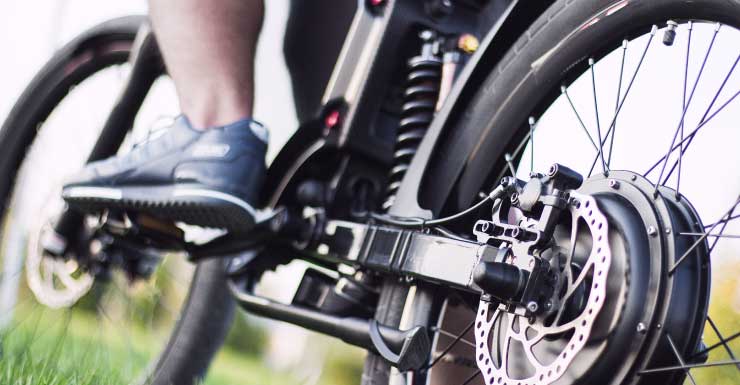 Jovem de 23 anos fica gravemente ferida em acidente com e-bike em Tarpon Springs